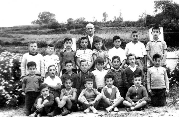 Don José Freire con sus alumnos
